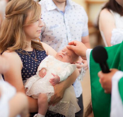 Taufe-Kirche-Mutter-mit-Täufling