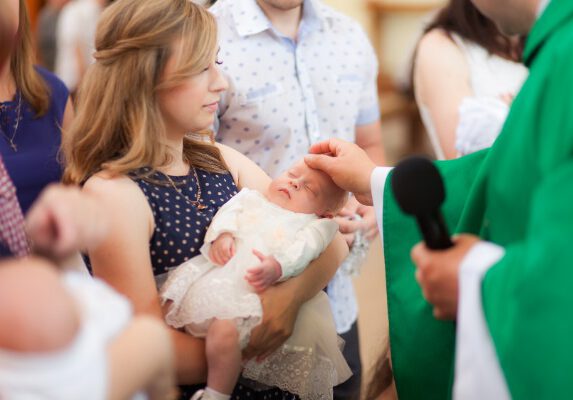 Taufe-Kirche-Mutter-mit-Täufling