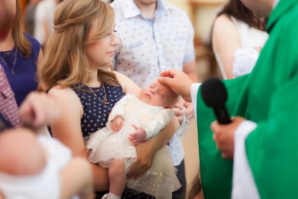 Taufe-Kirche-Mutter-mit-Täufling